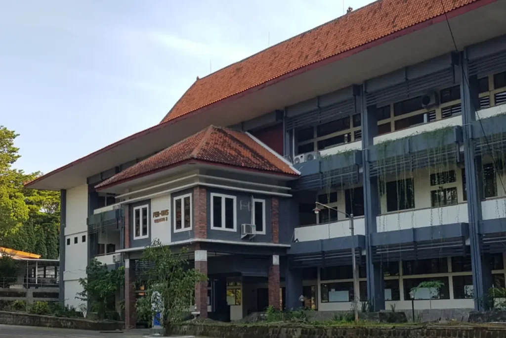Kuliah Jurusan Ekonomi di Universitas Sebelas Maret (UNS)
